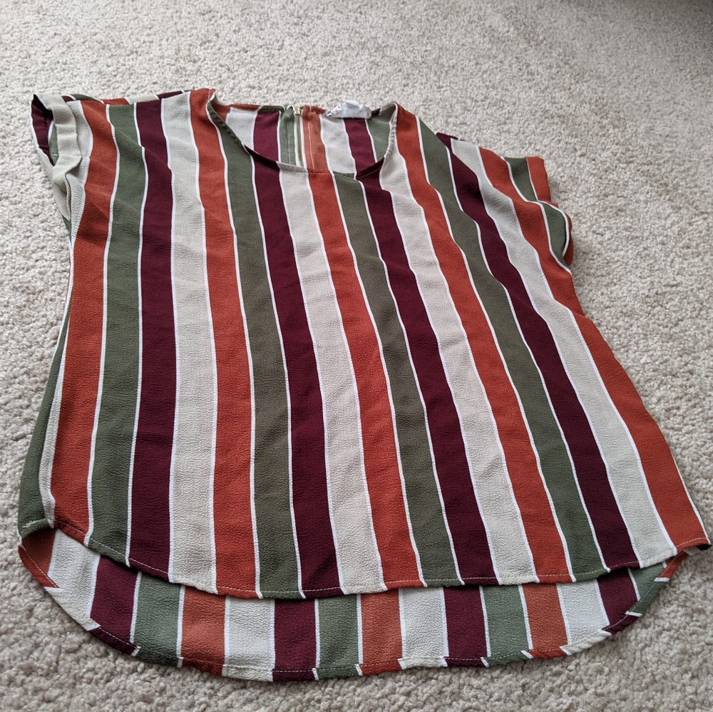 Short sleeve blouse.